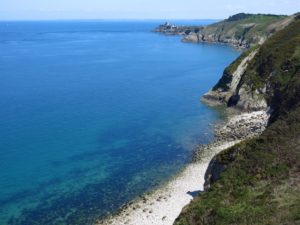 Magnifique vue du cap sur les grandes  falaises au Portuais et petite crique de sable fin