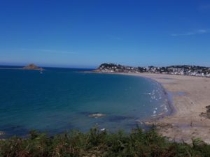 Grande plage du Val-André au sable blanc et doux. On aperçoit le Verdelet, réserve ornithologique.