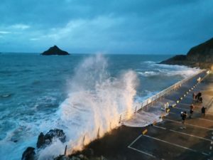 Beau spectacle ! La mer se déchaine aux grandes marées sur la digue du Val-André.