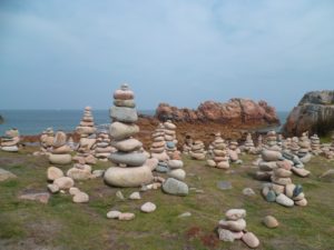 Travail d'artiste réalisé avec les nombreux galets aux formes et couleurs diversifiées. 