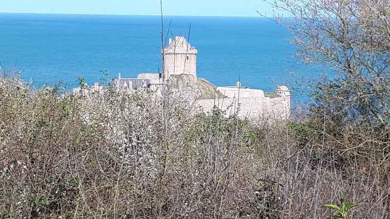 Impressionnante forteresse médiévale du Fort du 14ème siècle qui domine la mer  à plus de 60 mètres