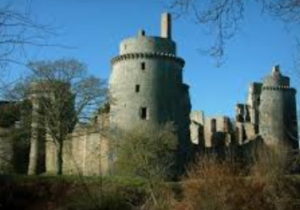 Château féodal de la Hunaudaye et ses immenses tours.