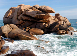 D'énormes rochers sculptés sur la Côte de Granit Rose. laissez libre cours à votre imagination !