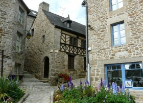 Moncontour, ses petites ruelles et maisons à colombages.