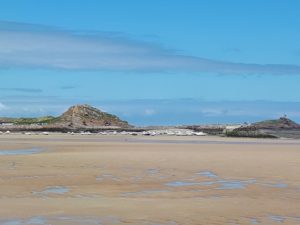 De la belle plage des Sables d'Or vous pourrez admirez le joli port du petit village des Hôpitaux, à Erquy.  