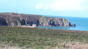 Site naturel et majestueux du Cap Fréhel et son phare, lieu très impressionnant. Au bout de ses 400 hectares de lande sauvage, Le Cap Fréhel, pointe de grès rose aux falaises abruptes surplombe la mer à plus de 70m.